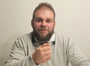 [Translate to English:] mężczyzna przesypujący sezam