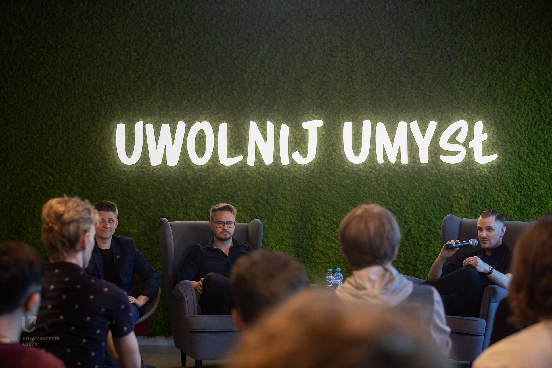 dyskutanci z napisem uwolnij umysł w tle
