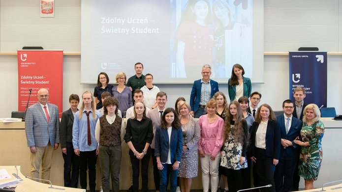 grupa osób w auli Wydziału BiOŚ UŁ