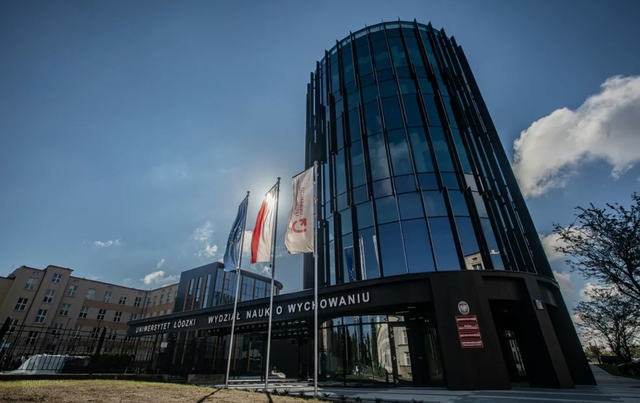 Nowoczesny budynek na tle błękitnego nieba Nowoczesny budynek na tle błękitnego nieba