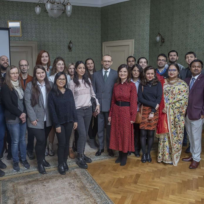 zdjęcie grupowe uczestników spotkania z prof. Łukaszem Boguckim i zespołem iHub