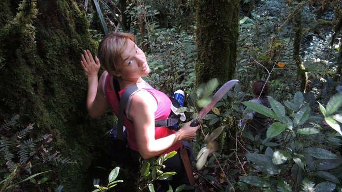 Profesor Kolanowska pośród egzotycznej roślinności