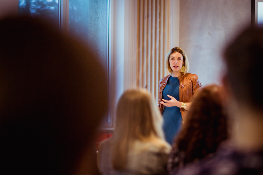 Ewa Strzyżewska przemawiająca podczas spotkania Ewa Strzyżewska przemawiająca podczas spotkania