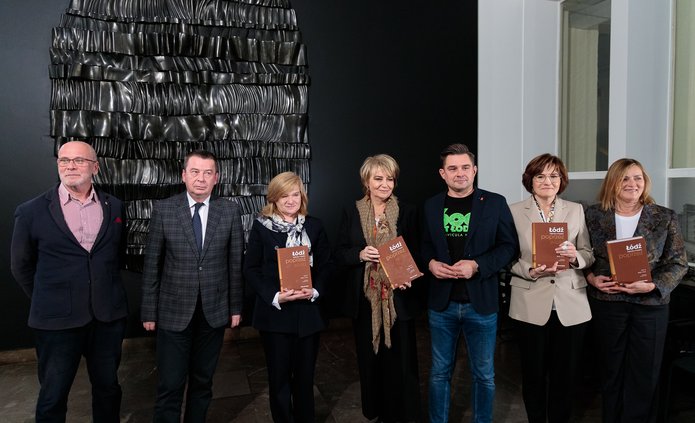 uczestnicy briefingu podczas uroczystej premiery monografii