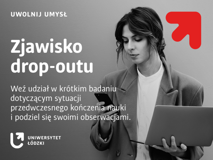 młoda kobieta spoglądająca na trzymany w dłoni telefon młoda kobieta spoglądająca na trzymany w dłoni telefon