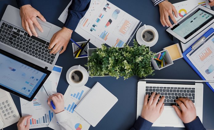Top view of business entrepreneurs analyzing company graphs docu widok na biurko z góry