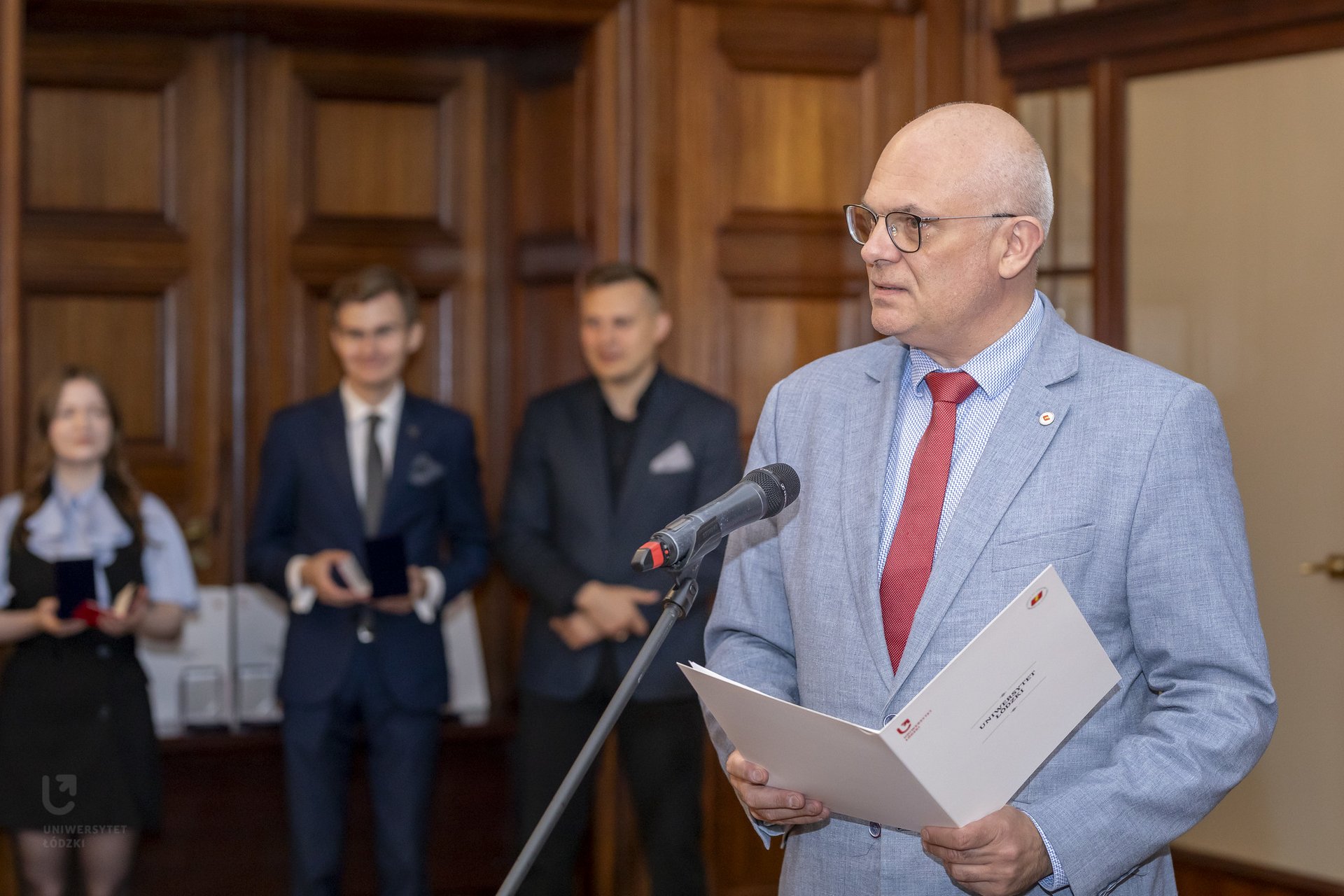 prorektor UŁ podczas wręczania dyplomów