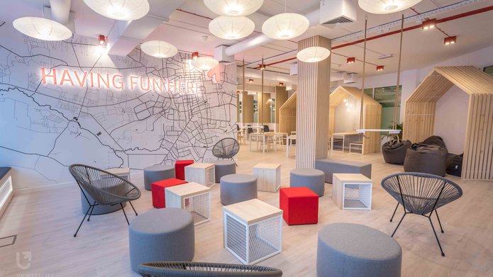 Wnętrze strefy coworkingowej w BUŁ - wystrój.