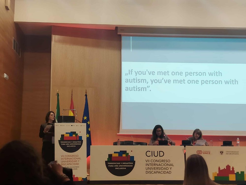 Zdjęcie sali kongresowej CIUD. Wystąpienie prezentuje Dagmara Michałowska-Gudala, konsultantka edukacyjna CWiD