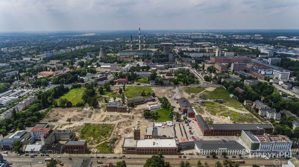 zdjęcie wyburzonej fabryki z lotu ptaka