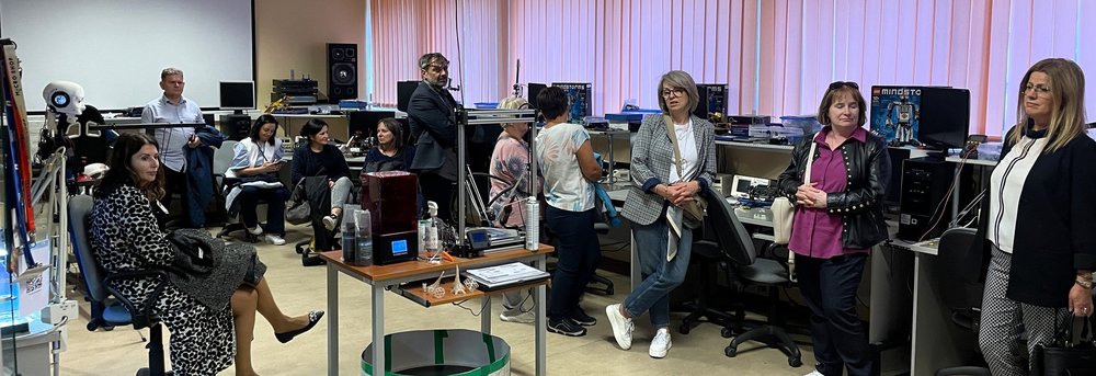 uczestnicy programu Zasmakuj studiowania w Łodzi oglądają pracownię na Wydziale