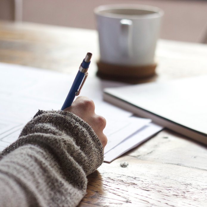zdjęcie poglądowe: dłoń trzymająca długopis.