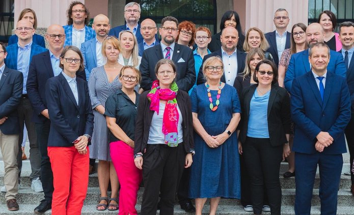 The Round Table Meeting participants in front of the SGH building in Warsaw