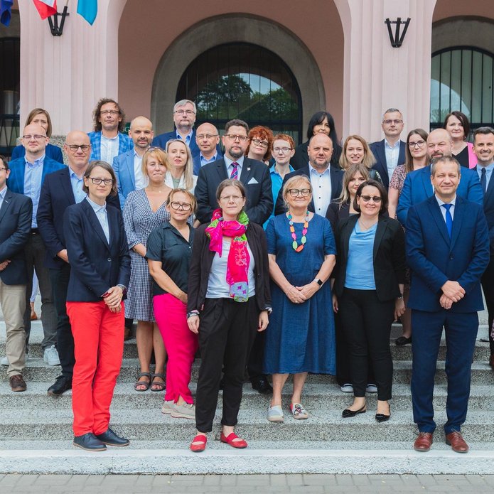 The Round Table Meeting participants in front of the SGH building in Warsaw