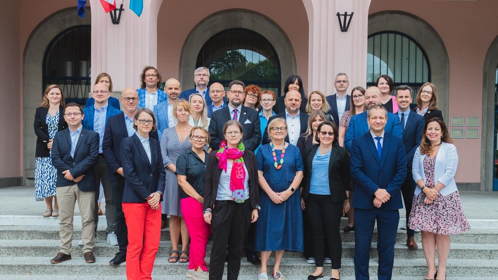 The Round Table Meeting participants in front of the SGH building in Warsaw