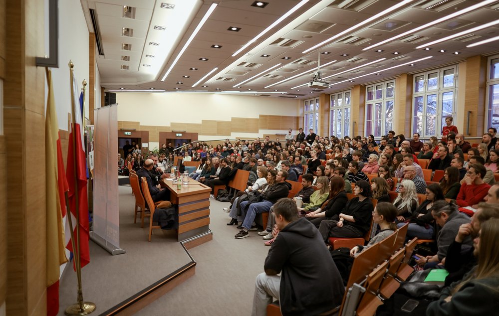 widok na aulę pełną ludzi