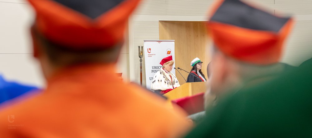 rektor przy mównicy