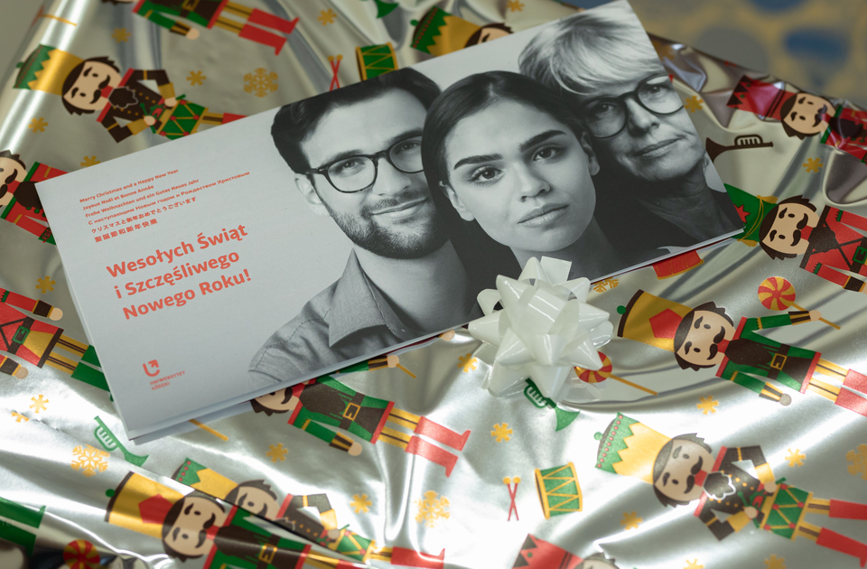 [Translate to English:] szlachetna paczka - prezenty z kartka świąteczną