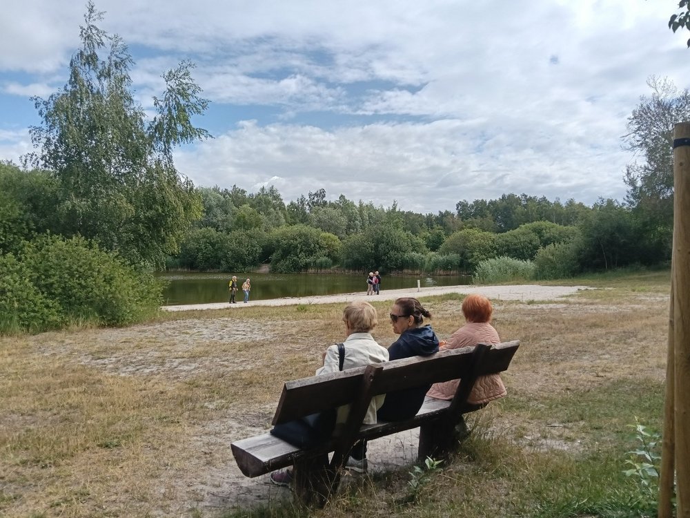 Grupa seniorów spaceruje