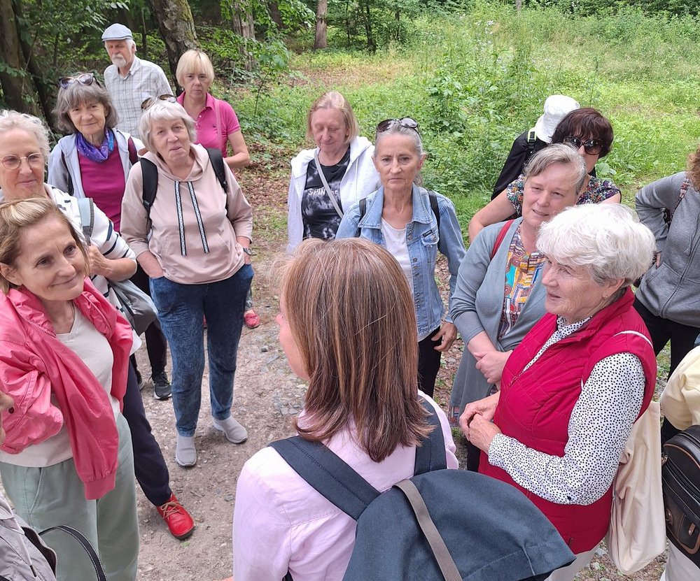 Seniorzy spacerują po rezerwacie Parowy Janinowskie