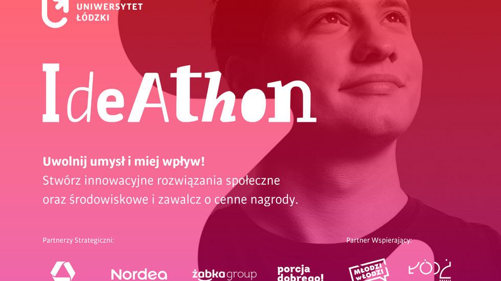 Grafika promocyjna w odcieniach czerwieni przedstawiająca młodego mężczyznę patrzącego w górę. Po lewej stronie znajduje się logo Uniwersytetu Łódzkiego oraz duży napis: „IdeAthon”. Poniżej widnieje hasło: „Uwolnij umysł i miej wpływ! Stwórz innowacyjne rozwiązania społeczne oraz środowiskowe i zawalcz o cenne nagrody.” W dolnej części grafiki umieszczono logotypy partnerów: Commerzbank i Nordea (partnerzy strategiczni) oraz Młodzi w Łodzi, Żabka i KOD (partner wspierający).