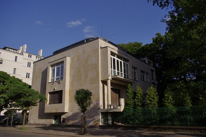 Willa Neufelda, plac komuny paryskiej