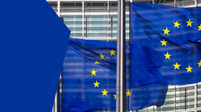 Niebieska grafika promująca pracę w instytucjach Unii Europejskiej. Po lewej stronie widoczna flaga UE na tle budynku z szeregiem unijnych flag. Po prawej stronie biały tekst informujący o nowym konkursie na urzędników UE, wymaganiach (licencjat i dwa języki UE), terminie naboru od 5.02 do 10.03 oraz haśle o rozwoju, różnorodności i stabilności. Na dole adres strony eu-careers.europa.eu