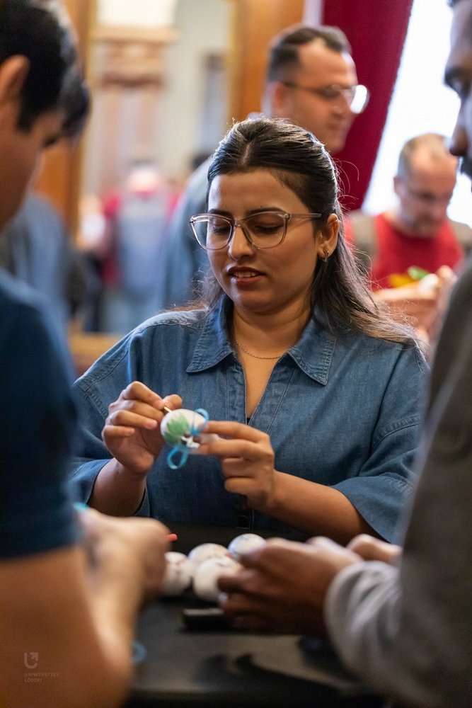 UniLodz employee decorating an Easter egg