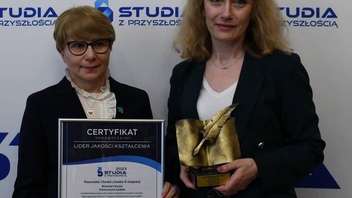 dwie kobiety z certyfikatem i statuetką