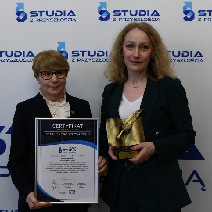 dwie kobiety z certyfikatem i statuetką