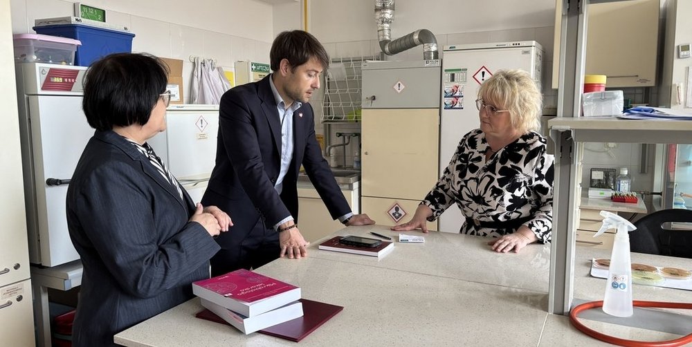 Prof. dr hab. Agnieszka Marczak, Wiceprezydent Adam Pustelnik, dr hab. Beata Sadowska, zdjęcie