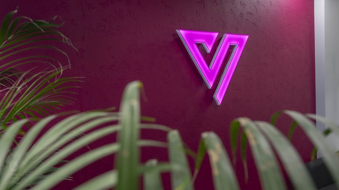 różowa ściana z logo centrum medycznego V