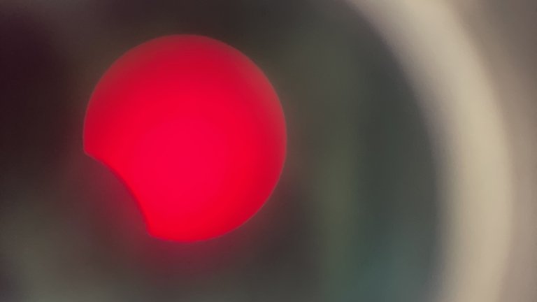 zaćmienie słońca widziane przez teleskop