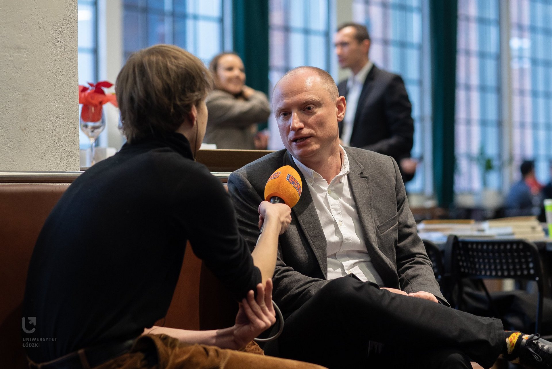 dr Mariusz Woźniakowski podczas nagrania z dziennikarzem