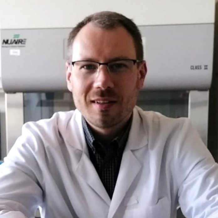 Dr hab. Tomasz Kowalczyk in a lab