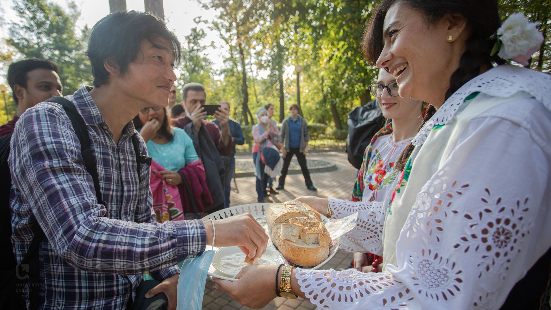 Tradycyjne polskie powitanie chlebem i solą