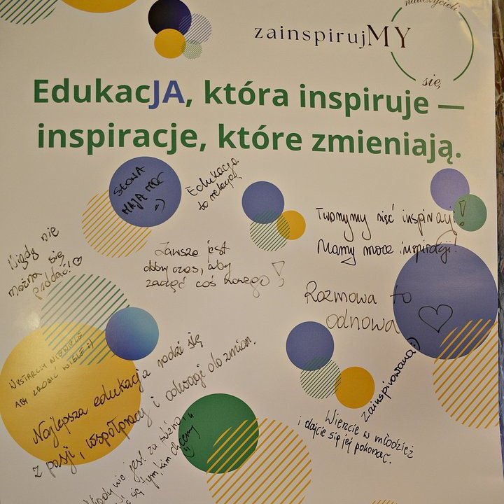 plakat z hasłem "Edukacja, która inspiruje-inspiracje, które zmieniają"