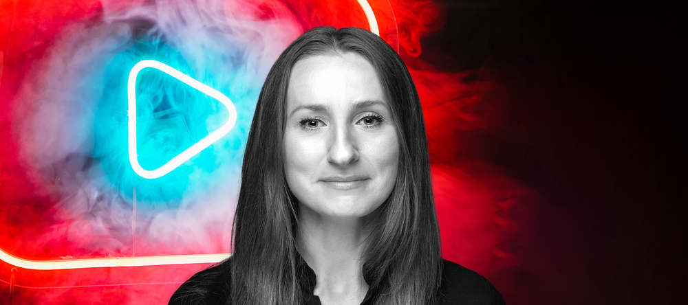 Dr Anna Barańska-Szmitko na tle neonu przypominającego logo portalu YouTube