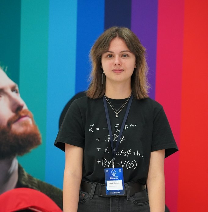 sylwetka dziewczyny na tle kolorowych pasków