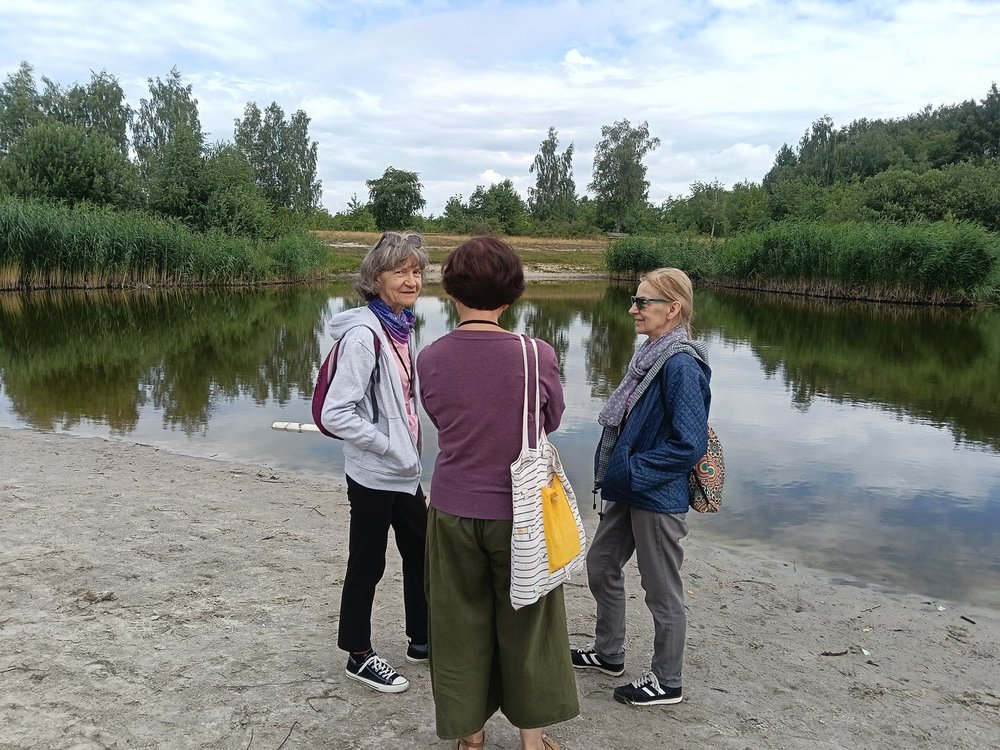 Grupa seniorów spaceruje