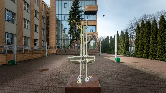 rzeźba przed Instytutem Historii UŁ