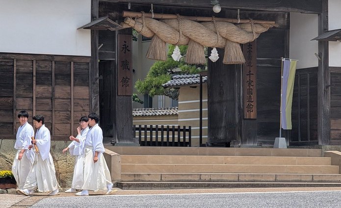 Dwie osoby w japońskich kimonach na tle świątyni