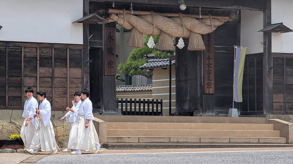 Dwie osoby w japońskich kimonach na tle świątyni