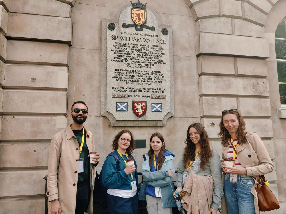 Uczniowie i nauczyciele BISUL stojacy na tle kamienicy w Londynie