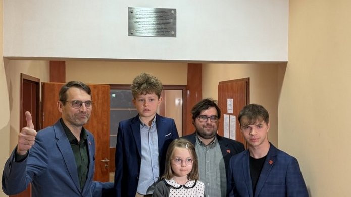 Po umieszczeniu kapsuły czasu - uczestnicy uroczystości