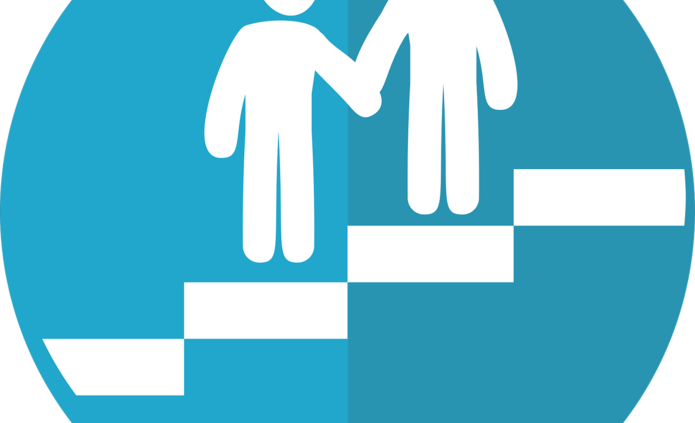 Dwie osoby stoją na schodach. Jedna z nich pomaga tej drugiej wejść na schodek. 