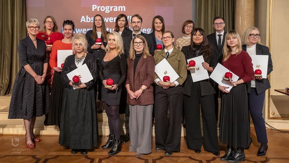 A group photo of the UniLodz VIP Alumni winners with the UniLodz Rector, UniLodz Vice-Rector for Internationalisation of Science and Education, and Deputy Chancellor