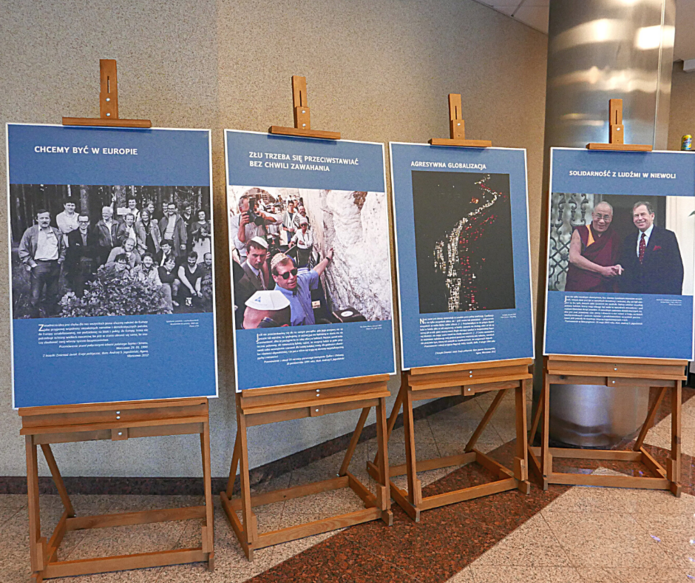 Wystawa w Bibliotece UŁ - Václav Havel. Polityka i sumienie. Sztalugi z planszami