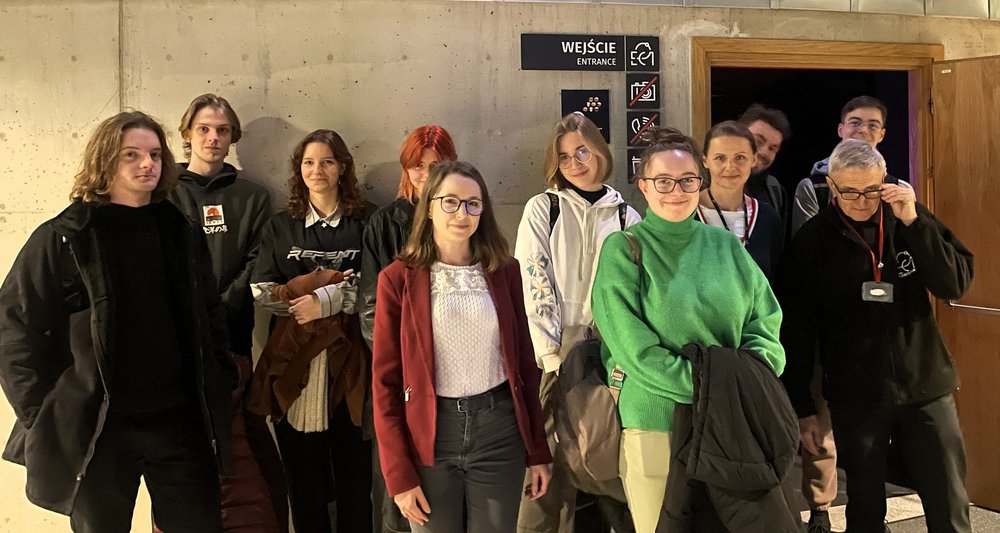 Zdjęcie przedstawia młode osoby przed wejściem do Planetarium EC1