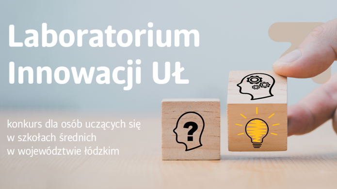 Dłoń osoby, która trzyma w ręku kostkę z ikonkami, obok leży druga kostka z innymi ikonkami